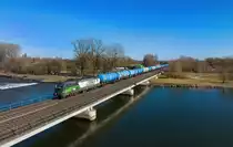 193 725 mit einem Kesselzug am 16.03.2023 bei Plattling.