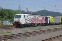 Vom Ende des Bahnsteigs am Gleis 1 in Kufstein hat man bis Mittag einen guten Blick auf die im Bahnhof wartenden Güterzüge. Um 11.23 machen sich 189 918 D-LM der Lokomotion und 193 403 der Alphatrains auf den Weg über den Brenner nach Italien. Am Zugschluß (hier nicht sichtbar) läuft noch 139 135 der Lokomotion mit. Ihre zusätzliche Leistung wird aber erst in den Steigungsabschnitten des Brenners benötigt. Natürlich ist für die 139 am Brenner Schluß.
Kufstein am Inn, Donnerstag, 8. Juni 2023
