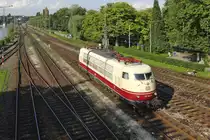 Am 20.08.2010 befindet sich 103 184 auf dem Lindauer Bodenseedamm auf Rangierfahrt, um anschließend einen Sonderzug in Richtung Bregenz ziehen zu können