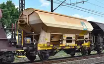 Zweiachsiger Schüttgutwagen mit Schwenkdach und dosierbarer Schwerkraftentladung vom polnischen Einsteller TANKWAGON Sp z o.o. mit tschechischer Registrierung in einem Ganzzug Schüttgutwagen mit Schwenkdach am 14.06.23 Durchfahrt Bahnhof Kostrzyn nad Odrą.