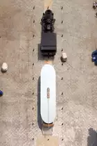 Die vormals im Polizeisportzentrum gegenüber dem  Science Center for Education  (allgemein als Ekkamai-Museum bekannt) aufgestellt gewesenen MRC 2, ex TRC 2 (B1-n2t, Kraus-Sendling, Bauj. 1903, Fab.Nr. 5012) und ein Triebwagen der Type  Brill 21E  der Straßenbahn Bangkok stehen nun vor dem Samut Prakan Observation Tower. Bild vom 27.April 2023.