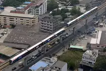 Zwei BTS 1xxx kreuzen sich am 27.April 2023 zwischen der Pak Nam Station (E19) und der Srinagarindra Station (E20).