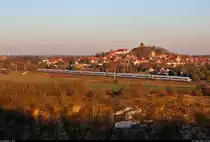 Nachschuss auf einen zwölfteiligen 412, der im sanften Licht des späten Nachmittags an der Kreisstadt Landsberg (Saalekreis) vorüberzieht.

🧰 DB Fernverkehr
🚝 ICE 706 (Linie 18) München Hbf–Hamburg-Altona
🕓 1.3.2023 | 17:16 Uhr
