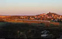 Am späten Nachmittag dieses sonnigen ersten Märztages wurde vom Gützer Berg bei Landsberg (Saalekreis) einem 412 Richtung Bitterfeld hinterhergeblickt, der allerdings völlig außerhalb der gewöhnlichen ICE-Fahrzeiten unterwegs war.

🧰 DB Fernverkehr
🕓 1.3.2023 | 17:32 Uhr

(verbesserte Version)