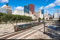Am 28.09.2022 sind Metra 1255 und drei weitere Highliner Triebwagen unterwegs in Richtung Süden und konnten hier an der E Balbo Dr Bridge, Chicago, USA aufgenommen werden