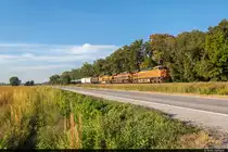 Am 01.10.2022 sind GE ES44C4 BNSF 6601, GE ES44C4 BNSF 6851 und EMD SD70ACe KCS 4189 unterwegs mit einem Güterzug auf der Riverside Sub in Richtung Süden und konnten hie bei Turrell AR, USA aufgenommen werden