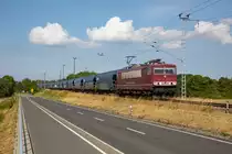 Clr 155 103 zieht am 17.06.2023 für Blc24 einen Leergetreidezug von Mukran, bei Altefähr über den Rügendamm.