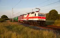 Kurz vor Sonnenuntergang am längsten Tag im Jahr, legten sich die EBS 243 822 & 243 936 bei Zirkow Hof in den Gleisbogen mit einem leeren Getreidezug aus Mukran am Haken.