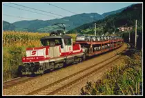 1163 018 mit Güterzug bei Oberaich am 22.09.1999.