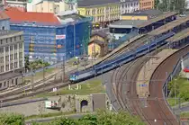 193 690 verlässt mit dem R 610 nach Cheb am 27.05.23 Usti nad Labem Richtung Most. Fotografiert von der Vetruse aus.