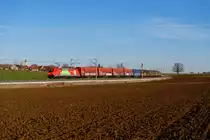 185 205 DB Cargo  Das ist grün  mit einem Autoteilezug bei Uffenheim Richtung Würzburg, 06.03.2021