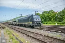 185 547-7 mit einem leeren Autozug zu sehen bei der Durchfahrt von Gemünden/M. am 24.05.2023
Standort ist öffentlich