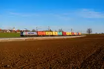 187 511 Akiem/Metrans mit einem Containerzug bei Uffenheim Richtung Würzburg, 06.03.2021