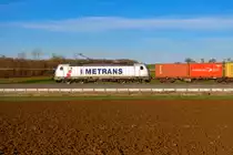 Lokportrait von 187 511 Akiem/Metrans mit einem Containerzug bei Uffenheim Richtung Würzburg, 06.03.2021
