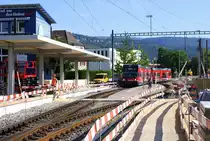 ASm BTI Aare Seeland mobil AG Biel-Täuffelen-Ins-Bahn: GTW 507 + 502, Zug 8042 Biel-Täuffelen, Nidau, 13. Juni 2023. Die Bahnsteigüberdachung bildet bereits Teil des Neubaus mit zwei Aussenperrons (das zweite am rechten Bildrand).
