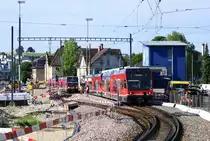 ASm BTI Aare Seeland mobil AG Biel-Täuffelen-Ins-Bahn: GTW 502 + 507, Zug 7037 Ins-Biel, und GTW 512 + 513, Zug 8070 Biel-Täuffelen, Nidau, 13. Juni 2023. Der nicht behindertengerechte Inselbahnsteig ist nur vom Fusswegübergang her (auf dem Bild zwischen einfahrendem und wartendem Zug) zugänglich.