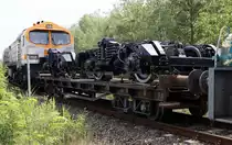 Ausserhalb des Werksgeländes, auf dem Anschlußgleis aufgenommen.
In dei Rangierabteilung eingestellt ein Flachwagen mit 2 aufgearbeiteten Drehgestellen.
22.06.2023 11:37 Uhr.