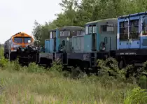 Ausserhalb des Werksgeländes, auf dem Anschlußgleis aufgenommen.
Werklok 3 und 4 der WISAG im Einsatz, die rechte Lok stand mit laufendem Motor,die Rangierabteilung verschiebt Wagen und Lokomotiven, um einen Tender umzusetzen.
Links hinten | 92 80 / 1 250 | BR 250 | DE-AC33C | Tiger .  Brieske 2023:06:22 11:36:48 Uhr.