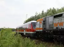 Ausserhalb des Werksgeländes, auf dem Anschlußgleis aufgenommen.
In die Rangierabteilung aufgenommen ein Steuerwagen mit Wittenberger Kopf, hier für das EVU 
WFL.22.06.2023  11:38 Uhr.