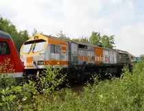 Ausserhalb des Werksgeländes, auf dem Anschlußgleis aufgenommen.
In die Rangierabteilung eingereiht V330.3 der HVLE
Die DE-AC33C ist eine dieselelektrische Lokomotive für den schweren Güterverkehr. Sie wurde von ADtranz in Zusammenarbeit mit dem US-amerikanischen Konzern General Electric entwickelt. 
Mittlerweile befindet sich die Mehrzahl der Lokomotiven bei der HVLE, alle werden bei der WISAG
gewartet, eine Lokomotive steht als  Ersatzteilspenderauf dem Geländ der WISAG. 22.06.2023 11:38 Uhr.
Ab und an in den letzten Jahren, wurden der Bewuchs entfernt, aber Espen und Robinien lassen sich schlecht nachhaltig entfernen.