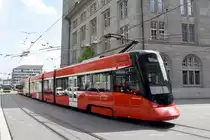 ST. GALLEN (Kanton St. Gallen), 09.05.2023, Zug 4009/4109 der Appenzeller Bahnen (AB) als S21 nach Teufen kurz nach Ausfahrt aus St. Gallen HB auf dem Bahnhofsplatz