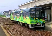 Triebwagen 410 der Heisei Chikuhô Bahn von vorn. Die Bahn besitzt 13 solche Triebwagen aus den Jahren 2007 - 2010 (401-412 und 501 mit einer Inneneinrichtung, die ans 19.Jahrhundert gemahnt). Kanada, 25.Juli 2013 