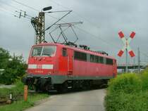 DB 111-043 kam gerade von einem  Dias-Test  (was auch immer das sein soll) aus Rtg. Dessau Hbf und �berquert nun die kleine Stra�e vor dem AW Dessau, um auf das Bahngel�nde wieder zu fahren.
Dessau, den 06.09.07