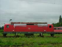 Lokkasten der 112-104 im AW Dessau auf Behelfsb�cken aufgesetzt. Warum auch oben auf dem Dach diese  Schienen  sind, kann ich mir allerdings nicht erkl�ren.
Im Hintergrund rollt noch 111-043. 
Das  Foto wurde von einer kleinen �ffentlichen Stra�e vor dem AW am 6.9.07 aufgenomen. 