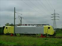 Lokkasten der ES 64 F4-015 behelfsm��ig aufgebockt und an einem alten Messwagen gekoppelt. Das Foto entstand �ffentlich zug�nglich vonner Stra�e vor dem AW Dessau am 6.9.07.