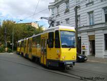 KT4DT 7057 der Berliner Verkehrsbetriebe (BVG) auf der Linie M4 nach Hohensch�nhausen/Zingster Str.