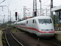 Ausfahrt eines ICE-1 Zuges aus dem Bahnhof N�rnberg Hbf. Der hintere Triebkopf wurde abgeb�gelt mitgezogen. Aufgenommen am 6.September 2007