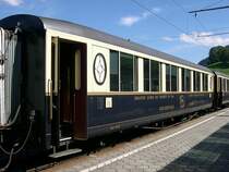 Berner Oberland 2007 - Au�enansicht eines 1. Klasse-Wagens des  MOB - Golden-Pass-Classic  am 31.07.2007 in Zweisimmen. Der Zug ist soeben als R 2228 von Montreux in Zweisimmen angekommen. Nocheinmal: Es handelt sich hier nicht etwa um einen Sonderzug, sondern um ein Regelangebot der MOB. Die Zugskomposition f�hrt zweimal t�glich als Regionalzug von Montreux nach Zweisimmen und wieder zur�ck. Eine Reservation wird empfohlen. In folgenden Fahrzeiten verkehrt der  Golden-Pass-Classic : ab Montreux um 8:45 und 14:45, ab Zweisimmen um 11:05 und 17:37.