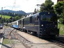 Berner Oberland 2007 - Nur eine Chance hatten wir am 31.07.2007 den  Golden-Pass-Classic  in Saanem�ser abzulichten. Dieser Zug f�hrt zweimal am Tag als Regionalzug mit Halt an allen Stationen von Montreux nach Zweisimmen und wieder zur�ck. So erg�nzt er als dritter Zug die beiden Kompositionen des  Golden-Pass-Panoramic . Als Zuglok fungiert GDe 4/4 6002  Isabelle von Siebenthal .
