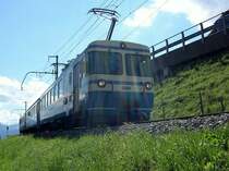 Berner Oberland 2007 - Leider nur im Gegenlicht konnte der R 2624 von Saanen nach Zweisimmen am 31.07.2007 in Saanenm�ser aufgenommen werden. Die Fotostelle findet sich direkt hinter dem Bahnhof in Richtung Saanen.