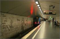 Rote Linie, Stammstrecke, Station  Östermalstorg  - 

Der Abschnitt T-Centralen bis Östermalstorg ging am 16.5.1965 in Betrieb. Nach der Station T-Centralen geht es im Tunnel ziemlich bergab bis zu 40 Meter unter die Oberfläche. Kurz vor der Statin  Östermalstorg  steigen die Gleise etwas an. Die Station ist mit einer Tiefe von 38 Meter Tiefe unter der Stadt (ca. 25 Meter unter der Meeresoberfläche) die am tiefsten unter der Oberfläche liegende Station in Stockholm. Hier zweigt die später gebaute Strecke nach Mörby C ab. Im Gegensatz zu den Tunnenlstrecken der 50iger Jahre, die meist Straßen folgen, wurden die in den 60iger Jahren gebauten Strecken und Stationen tief in den felsigen Untergrund gebaut und unabhängig von oberirdischen Verkehrswegen trassiert. 

19.08.2007 (M)