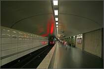 Rote Linie nach Rospsten, Station  Karlaplan  - 

Für die Rote Linie wurden insgesamt 9 Stationen diesen Typs in den Fels gesprengt. Diese Stationen bestehen aus zwei durch Querschläge miteinander verbundenen Bahnsteigtunnelröhren mit einem oder zwei Ausgängen. Bei ziemlich gleicher Bauform variiert die Gestaltung in den verwendeten Materialien und der künstlerischen Ausschmückung. Von Östermalstorg her steigen die Streckentunneles bis zu dieser Station an, die aber auch noch über 20 Meter unter der Erdberfläche (11 Meter unter dem Meeresspeigel) liegt. 

19.08.2007 (M)