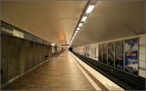 Rote Linie nach Rospsten, Station  Gärdet  - 

Von Karlaplan aus steigt die Tunnelstrecke weiter um über 15 Meter bis nach Gärdet an. Das sich diese Station unter einem Hügel befindet, liegt sie dennoch bis zu 31 Meter tief unter dem Gelände. Auch das nördliche Zugangsgeschoß liegt tief im Berg, von dort führen lediglich Aufzüge zum darüber liegenden Wohngebiet, ein weiterer über 100 Meter lange Fußgängertunnel führt leicht abfallend aus dem Hügel in Richtung des dortigen Fährhafen. 

16.08.2007 (M)