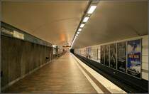 Rote Linie nach Rospsten, Station  Gärdet  - 

Von Karlaplan aus steigt die Tunnelstrecke weiter um über 15 Meter bis nach Gärdet an. Das sich diese Station unter einem Hügel befindet, liegt sie dennoch bis zu 31 Meter tief unter dem Gelände. Auch das nördliche Zugangsgeschoß liegt tief im Berg, von dort führen lediglich Aufzüge zum darüber liegenden Wohngebiet, ein weiterer über 100 Meter lange Fußgängertunnel führt leicht abfallend aus dem Hügel in Richtung des dortigen Fährhafen. 

16.08.2007 (M)