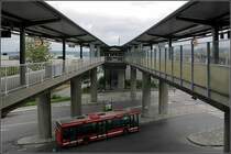 Rote Linie, Endstation  Ropsten  -

 Blick zwischen die beiden getrennten Bahnsteigbrücken des hochliegenden Stationsteiles. Jeweils auf der Außenseite daneben liegen die Gleise auf ihren eigenen Brücken. Im Hintergrund ist der Abgang zur Lidingöbanan erkennbar. Diese Bahn beginnt hier und verbindet die Kommune und Insel Lidingö mit der U-Bahn. Ursprünglich wurde an einen Weiterbau der U-Bahn auf eigener Brücke nach Lidingö gedacht, was wahrscheinlich zur Stilllegung der Straßenbahn geführt hätte. Heute sieht es eher so aus, dass die Lidinjöbanan eines Tages mit dem neu entstehenden Stadtbahnnetz Stockholms verknüpft wird. Die Tunnelbanan-Strecke Östermalstorg - Ropsten ging am 2.9.1967 in Betrieb. 

16.08.2007 (M)