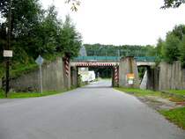 In Gornsdorf erinnern noch die Br�ckenauflager vor der Regelspurbr�cke an die Schmalspurbahn von Meinersdorf nach Thum, 07.09.07