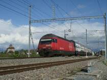 Die Re 460 095-3  Bachtel  zieht einen IC 2000 aus Pf�ffikon SZ am 4.09.2007