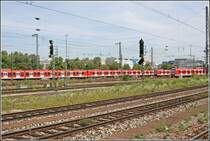 Abgestellte und durchfahrende S-Bahnz�ge im Gleisvorfeld des M�nchener Ostbahnhofes. (01.07.07)