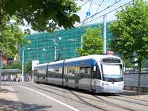Saarbr�cker Stadtbahnwagen 1005 auf der Linie 1 Richtung Riegelsberg S�d auf dem Weg zur Haltestelle Hauptbahnhof; im Hintergrund ist der im Umbau zum  Eurobahnhof  befindliche und derzeit verh�llte Saarbr�cker Hauptbahnhof zu sehen (10.06.07)