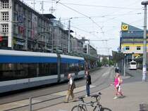 Stadtbahnwagen 1017 auf der Linie 1 Richtung Riegelsberg S�d bei der Einfahrt in die Haltestelle Saarbr�cken Hauptbahnhof am 10.06.07. Im Hintergrund: Einkaufszentrum SaarGalerie