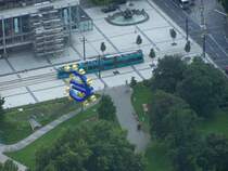 Stra�enbahnwagen der VGF vor der Europ�ischen Zentralbank (Haltestelle Willy-Brandt-Platz) aus der Vogelperspektive (fotografiert von der Aussichtsplattform des Maintowers aus 200m H�he)