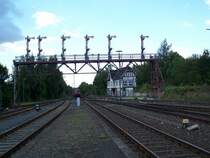 Die Signalbr�cke von Bad Harzburg  hinten f�hrt der Re mit 218 256 von Hannover in Bad Harzburg ein (1.9.2007)