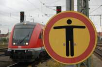  HALT! Hier endet der Bahnsteig!  - Im Hintergrund f�hrt eine Modus-Wagen-Garnitur, geschoben von einer Lokomotive der Baureihe 111 in den N�rnberger HBF ein (06.09.07).