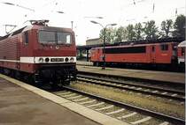 Einfahrt in Dresden Hbf hatte am 18.05.1998 143 081-8 mit ihrer S3 aus Tharandt. Im Hintergrund 155 079-7 am IR 2664 nach Karlsruhe. Diesen brachte sie bis Zwickau.