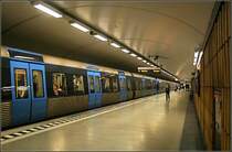 Rote Linie, Stammstrecke, Station  Mariatorget  - 

Als erste Streckenabschnitte des zweiten Teilsystems der Stockholmer U-Bahn ging am 5.4.1964 die Strecke T-Centralen - Liljeholmen - Fruängen mit Abzweig von Liljeholmen nach Örnsberg in Betrieb. Die Strecken erschließen den Südwesten Stockholms. Die Haltestelle  Mariatorget  ist eine der tiefen Röhrenstationen mit beidseitigen Ausgängen. Von hier sind es etwas 300 Meter Fußweg zur Södra station. 

19.08.2007 (M)