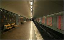 Rote Linie, Stammstrecke, Station  Zinkensdamm  - 

Diese Röhrenstation hat nur einen Zugang, der in den einzigen Querstollen etwa in Bahnsteigmitte führt. Die Streckengleise senken sich der günstigeren Fahrdynamik wegen zwischen den Stationen ab, das heißt beim Beschleunigen geht es bergab, beim Bremsen dagegen bergauf. 

19.08.2007 (M)